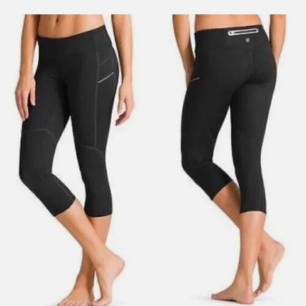 ATHLETA Womens Size X-Small Stride Capri Leggings Black Reflective Media Pocket